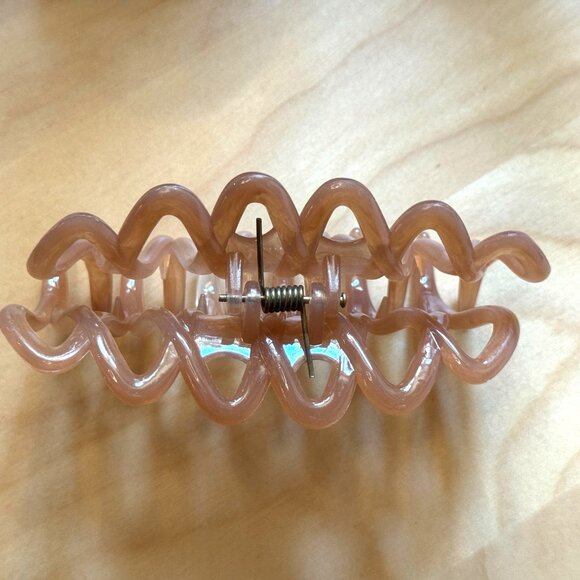 Claw Hair Clip, Medium, Hinged Closure, Caramel Tan - Picture 4 of 10